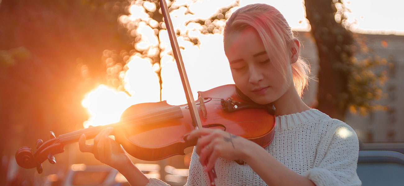 Bilde av kvinne som spiller fiolin
